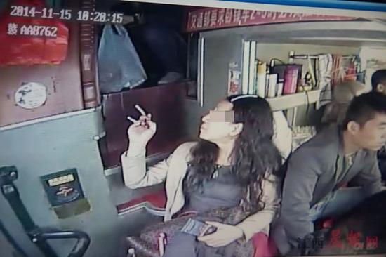 ▲嫌犯“吴姐”从深圳拿货后,乘坐大巴车在莲塘下车。