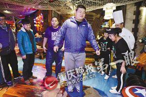 一位240多斤的胖子自信地站在100公斤的磅秤上，直接爆表，獲得了當天白吃的機會。