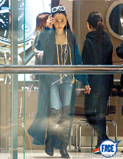 张柏芝和两儿子鬼马自拍 表情一脸幸福