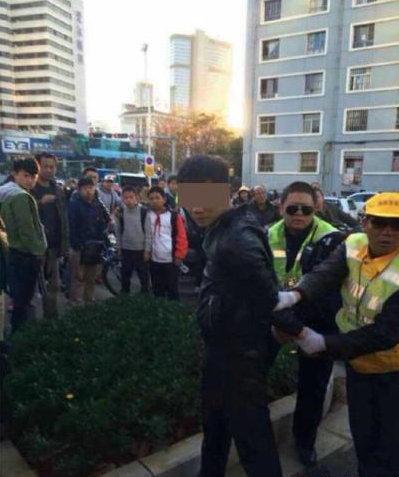 昆明交警将砍人男子控制
