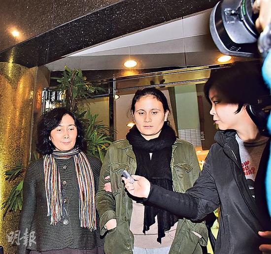 赌王长女何超英设灵萧玟铮唱歌送别母亲