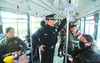 南京警方启动治安防控一级勤务 民警携枪上公