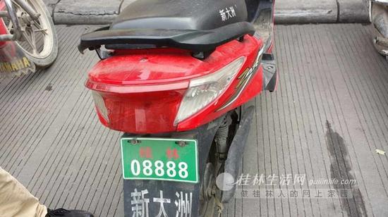 悬挂纸车牌的电单车