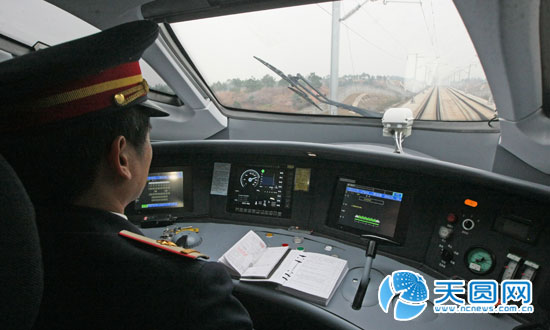 司机正在聚精会神驾驶动车组列车