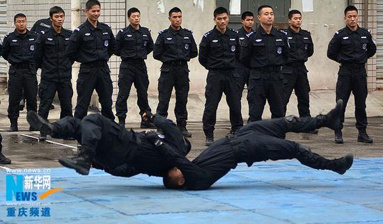 重庆特警警营开放日 多种高精尖装备亮相(图)