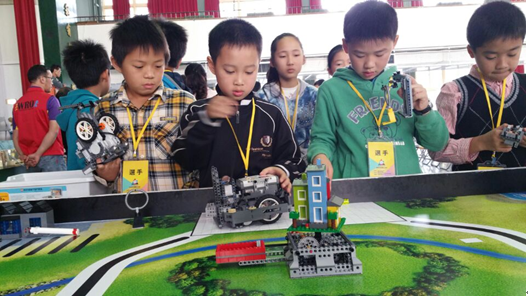 长沙中南第二附属小学小队员参加机器人比赛。