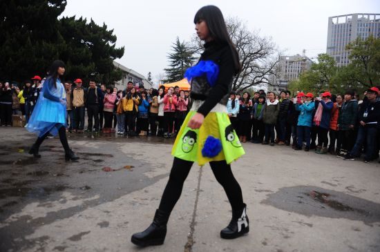 安农大学生环保时装秀 废旧蚊帐制成晚礼服