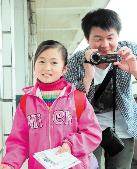 蒋能杰在拍摄《村小的孩子》公益纪录片中的留守儿童。均为蒋能杰 供图