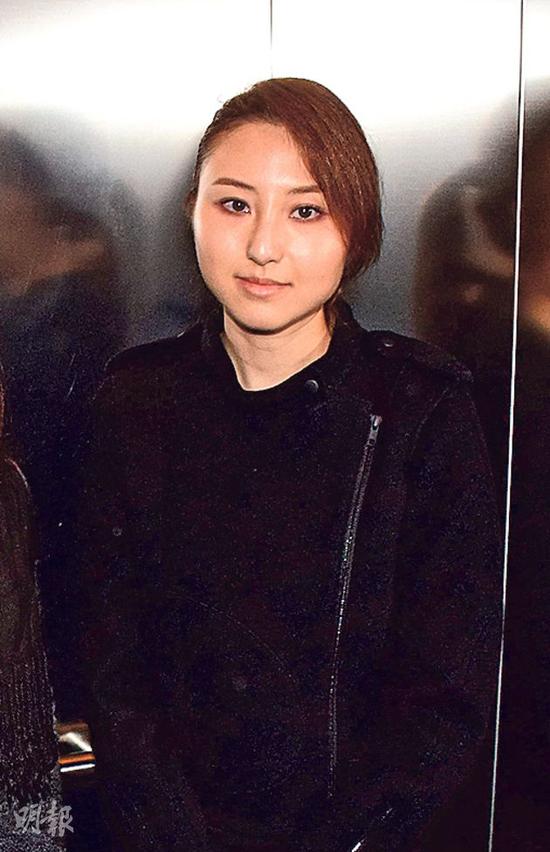 赌王长女何超英设灵萧玟铮唱歌送别母亲