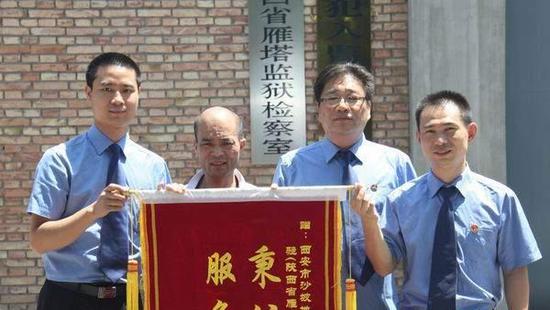 获释后的王江峰给为他平反的办案人员送来锦旗。