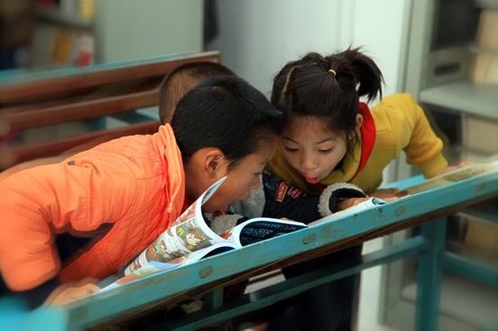 受捐助小学的学生在看书