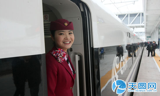 在杭州东站,列车准备再次开动,乘务员观察旅客上车情况
