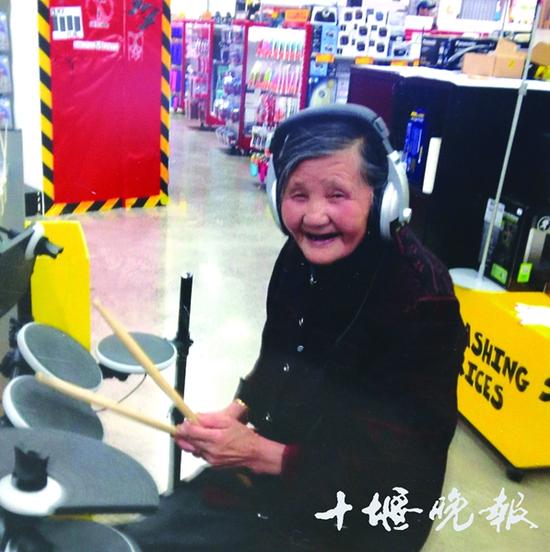 十堰8旬老太澳洲玩高空跳伞 游戏厅内打架子鼓