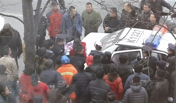 警察将弃婴送往医院
