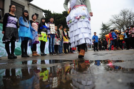 安农大学生环保时装秀 废旧蚊帐制成晚礼服