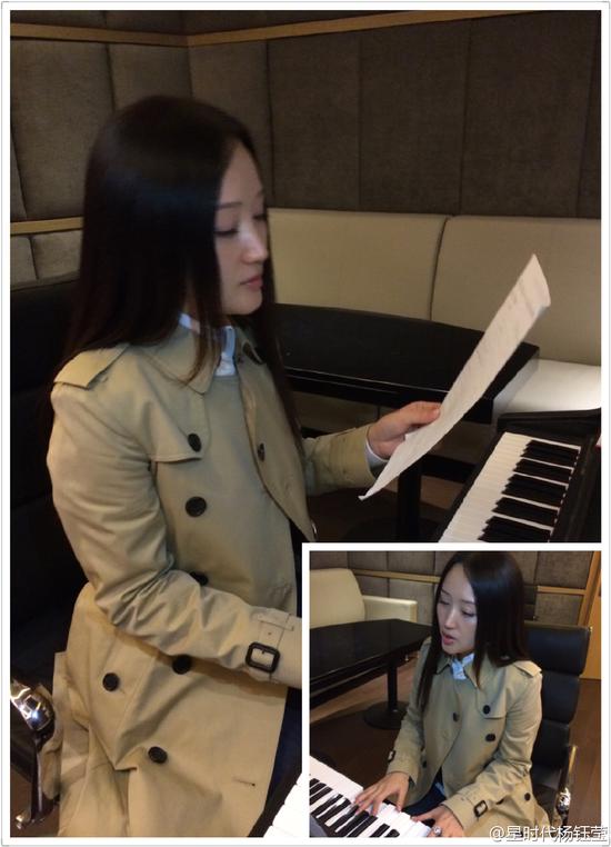 43岁杨钰莹弹琴笑容甜 网友求逆生长秘诀