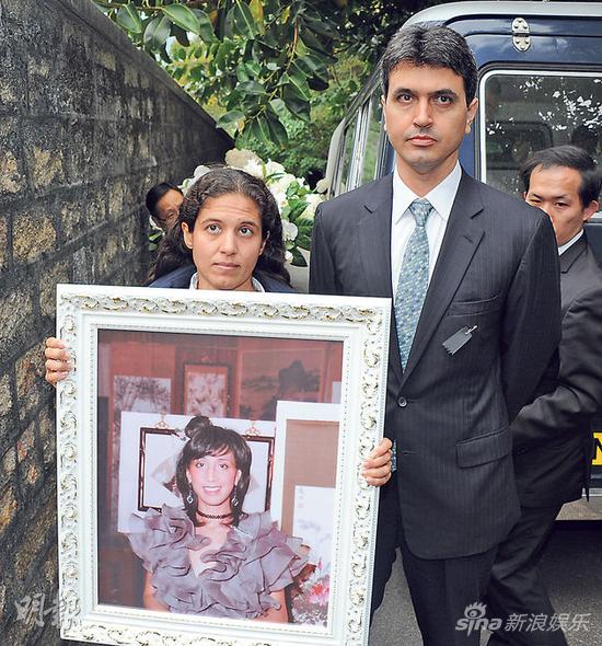 赌王长女何超英出殡 二房三姐妹送别 - 娱乐派 - 娱乐有我 自成一派 :: 最新娱乐新闻尽在娱乐派