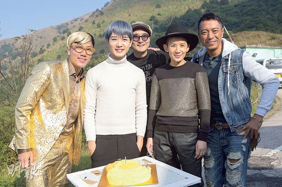 吴君如化身G-Dragon 吻贺蔡瀚亿生日|吴君如|蔡瀚|生日_新浪娱乐_新浪网