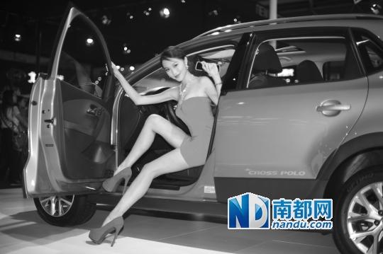 一名大三的学生在厚街车展上做车模,一天收入就过千元。在东莞,学生模特数量庞大,几乎能占从事模特行业人数的一半。