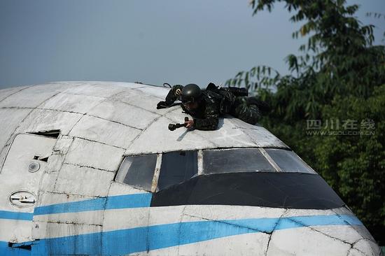 直击2014四川公安武警红蓝对抗PK赛 堪比大片