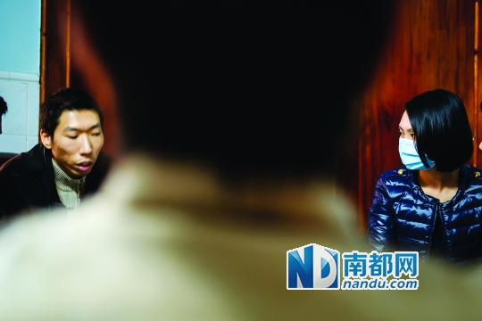 昨日，梁健锋与妻子商量离婚的相关事宜。实习生王澍南都记者 陈坤荣 摄