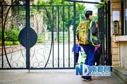梁健锋昨日回到珠海斗门的家中，与妻子协商离婚事宜，并收拾个人物品。 实习生 王澍 南都记者 陈坤荣 摄