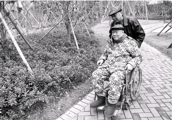 陈同夫常常陪着老父亲在小区里散步、健身。