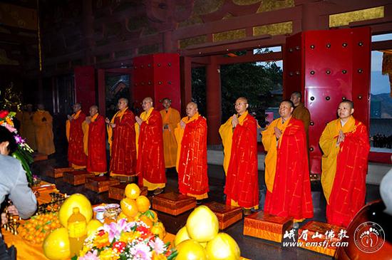 圣辉大和尚、永寿大和尚主法，诸山大德为大众祈福