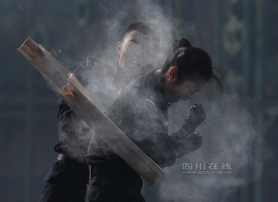 直击2014四川公安武警红蓝对抗PK赛 堪比大片