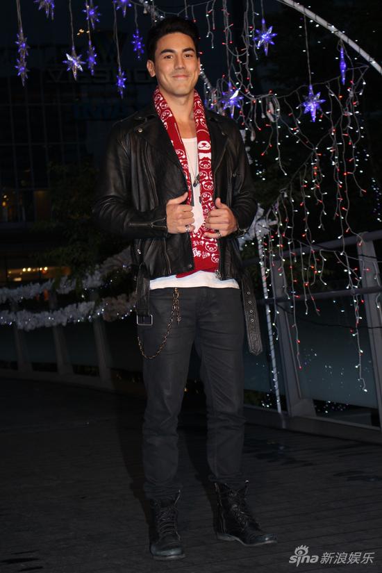 许玮甯性感露美腿 写圣诞卡片送阮经天