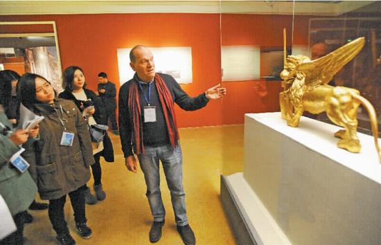 威尼斯公共博物馆基金会专家史蒂芬诺在介绍展品。