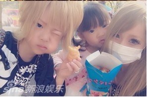 辣妈称觉得女儿太丑只爱儿子