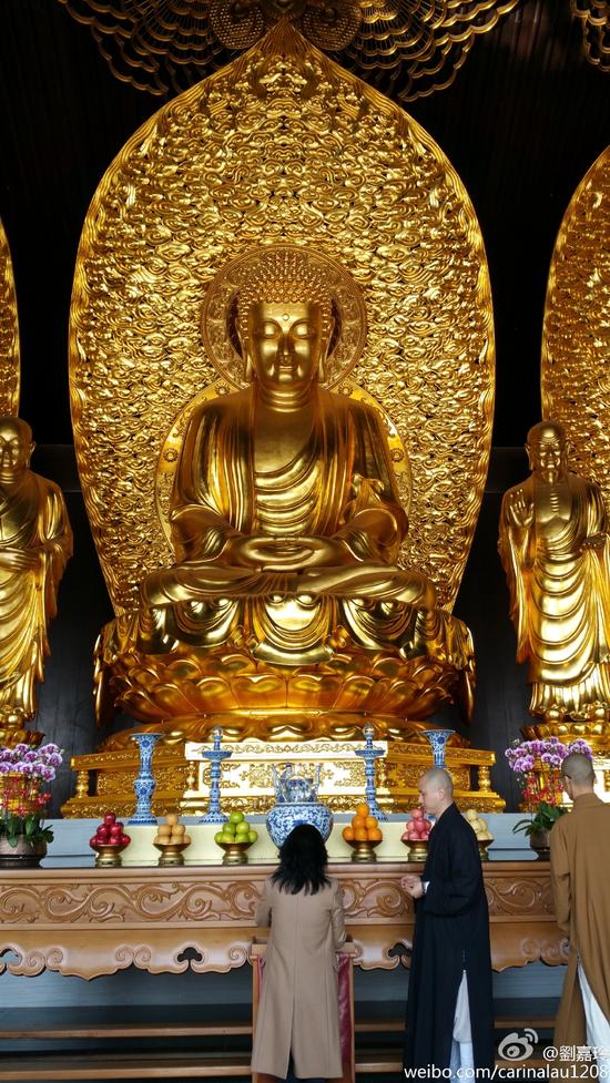 刘嘉玲答谢生日祝福 赴寺庙祈福墨镜有型