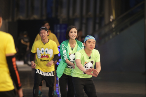 跑男张歆艺当女领袖 对战Angelababy