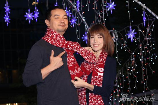 许玮甯性感露美腿 写圣诞卡片送阮经天