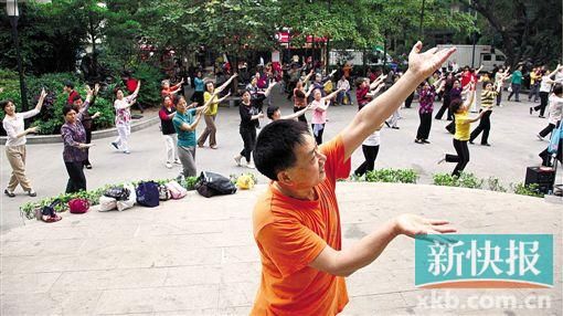 ■一名舞蹈老师正在带领前来晨练的市民跳舞。 (资料图片)