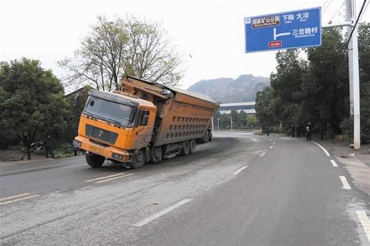 黄石一大货车超载钢板断裂 驾驶员吓得不敢报警_新浪湖北_新浪网
