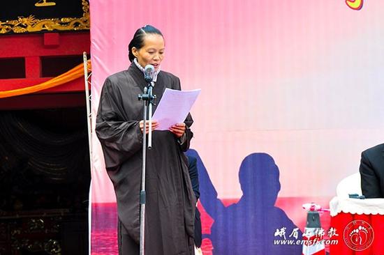 模范家庭代表佛教信众郑丽虹居士发言