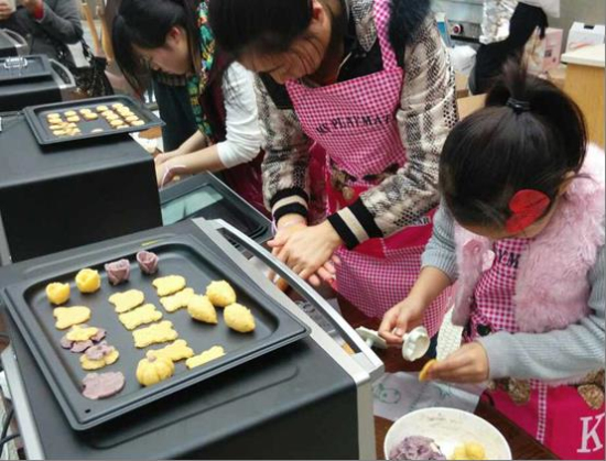 此次同城会活动以"美食"为切入点,共征集了40多组家庭进行现场烘焙