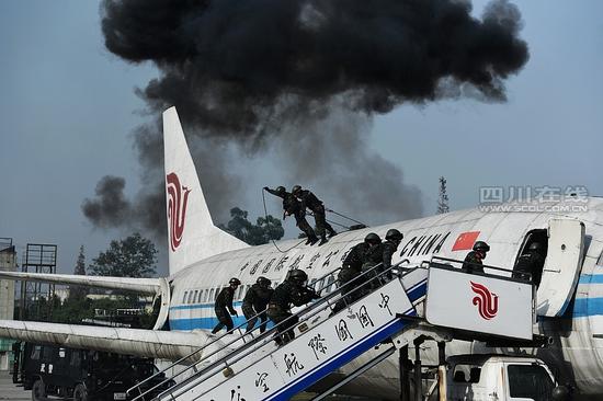 直击2014四川公安武警红蓝对抗PK赛 堪比大片