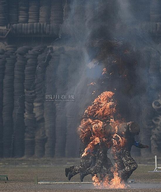 直击2014四川公安武警红蓝对抗PK赛 堪比大片