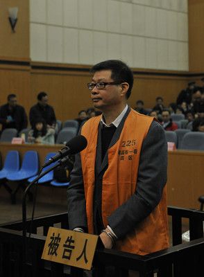 周文斌在庭审中。