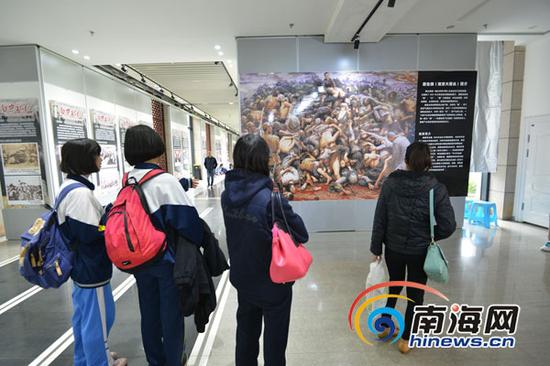学生、市民在看《南京记忆--侵华日军南京大屠杀史实展》。南国都市报记者陈卫东摄