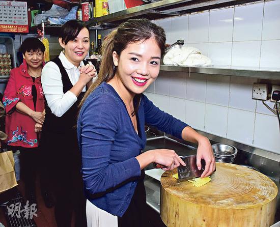 翁静晶刘万仪母女学煮菜 纪念父亲吃素|翁静晶