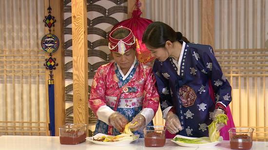 黄圣依带婆婆回娘家 爸妈展示育女心经