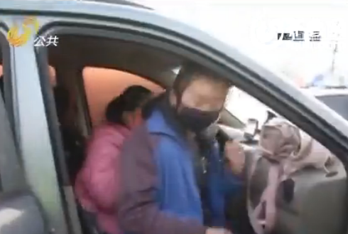 面包车副驾驶座上坐了两名学生(视频截图)