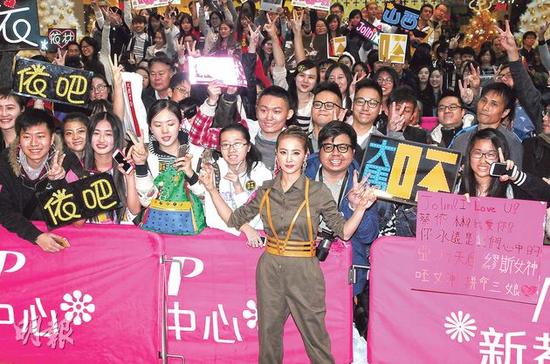 事隔5年再次在香港举行签唱会，蔡依林喜获300粉丝支持。