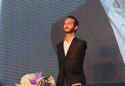 励志大师力克胡哲福州演讲 用心去感受爱