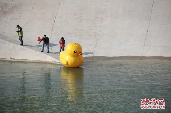 南水北调中线工程开闸通水 大黄鸭现场测水速