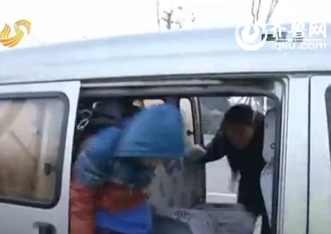济宁交警查获超载面包车(视频截图)